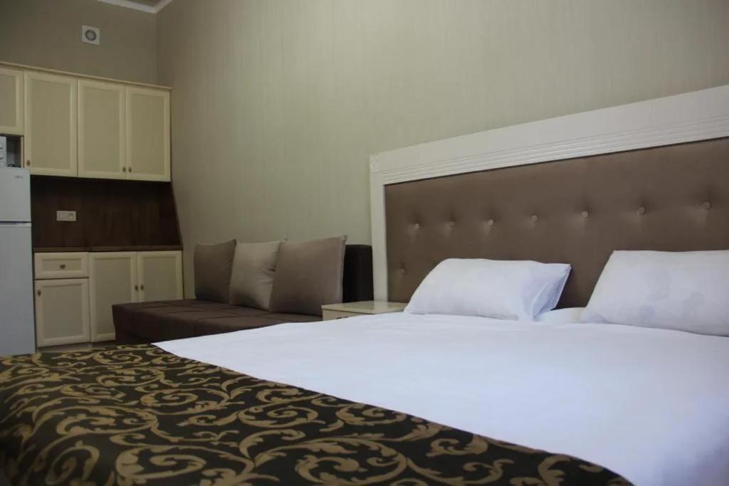 Gold Boutique Hotel Almaty Bagian luar foto