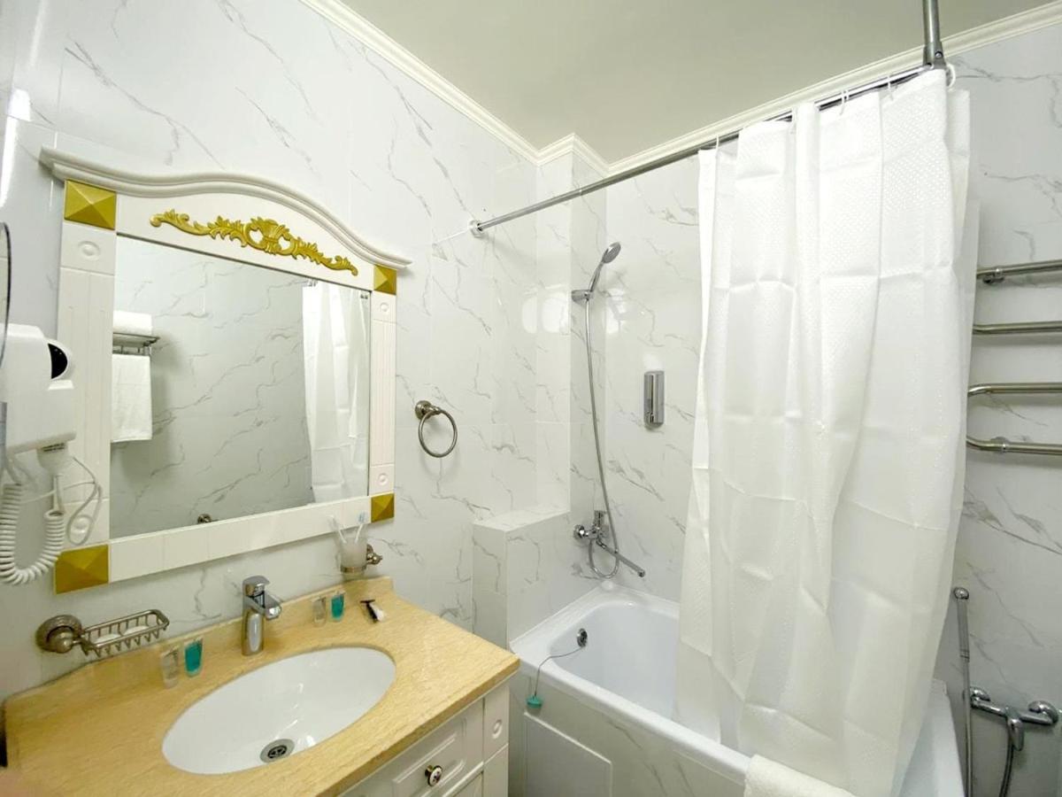 Gold Boutique Hotel Almaty Bagian luar foto